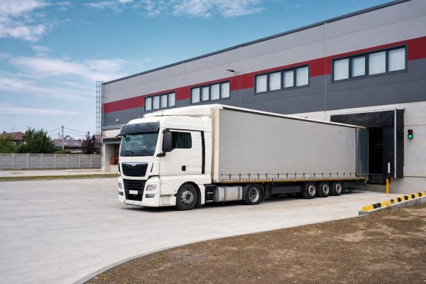 De cât spațiu de manevră are nevoie un camion în fața docului